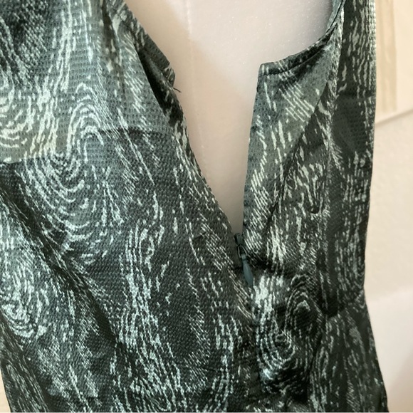 The Limited Silky Cowl Neck Green Gray Sleeveless Snakeskin Top Size Small S - Picture 5 of 9